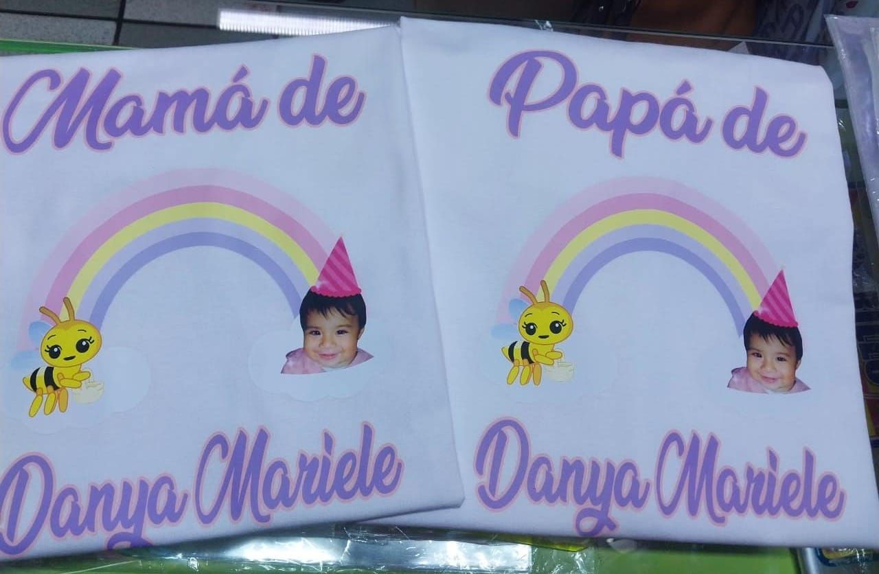 Dos camisetas blancas con un arcoíris, una abeja