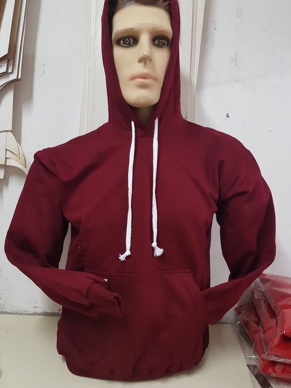 Una sudadera con capucha de manga larga color granate