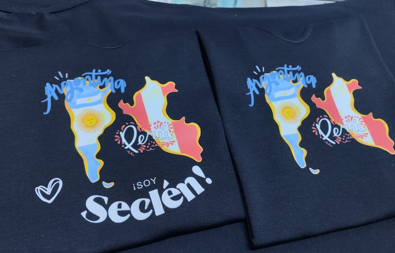Dos camisetas negras con un mapa de Argentina y Perú lleno