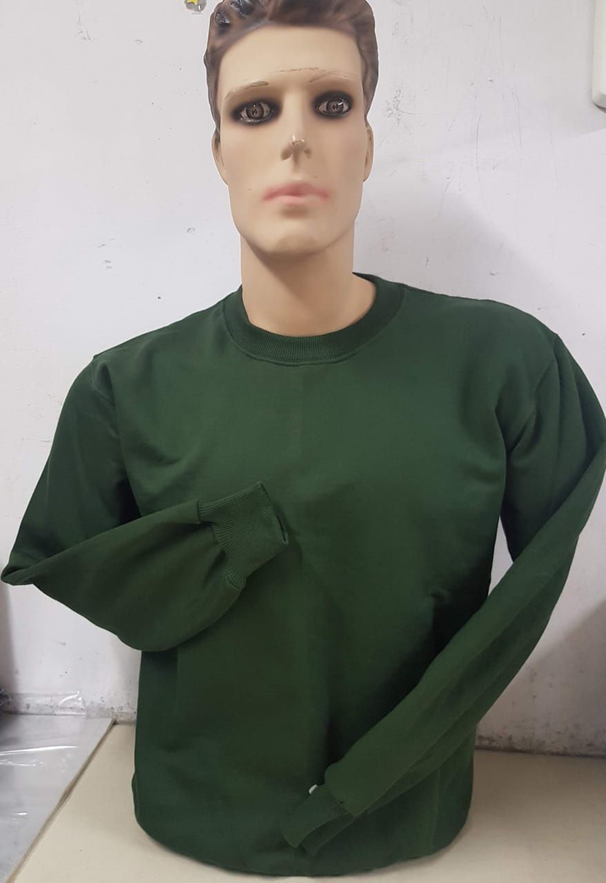 Un maniquí con una sudadera de cuello redondo de manga larga de color verde oscuro liso sobre un fondo blanco liso.