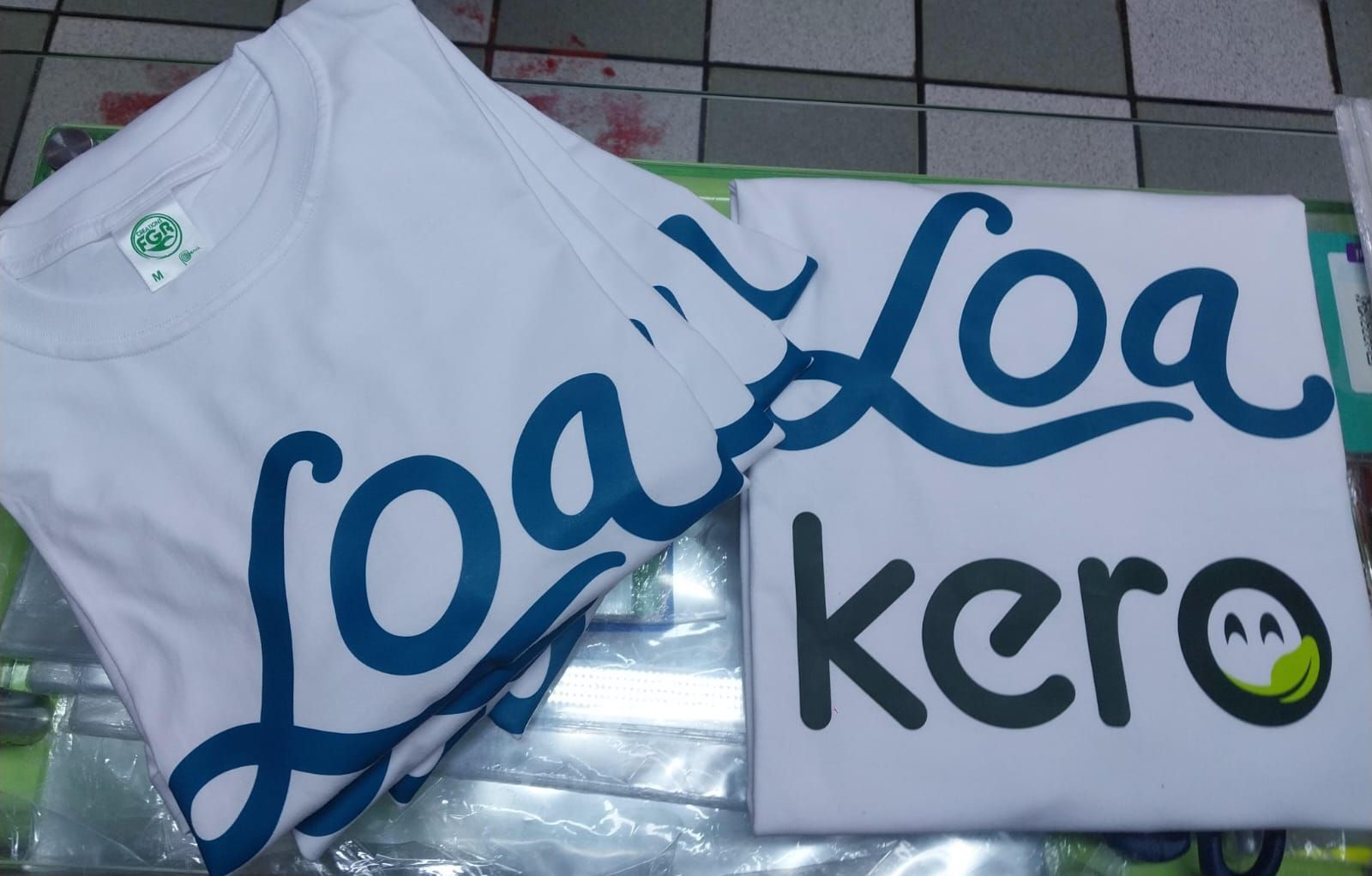 Dos camisetas blancas, una con el logotipo 