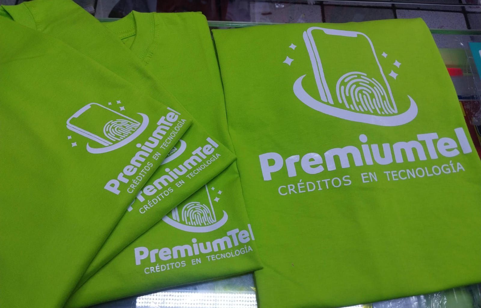 Varias camisetas de color verde lima brillante apiladas