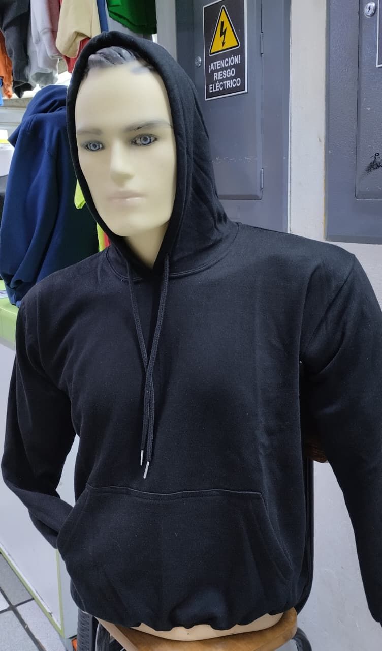 Un maniquí luce una sudadera negra lisa con capucha y cordón ajustable en una tienda de ropa.