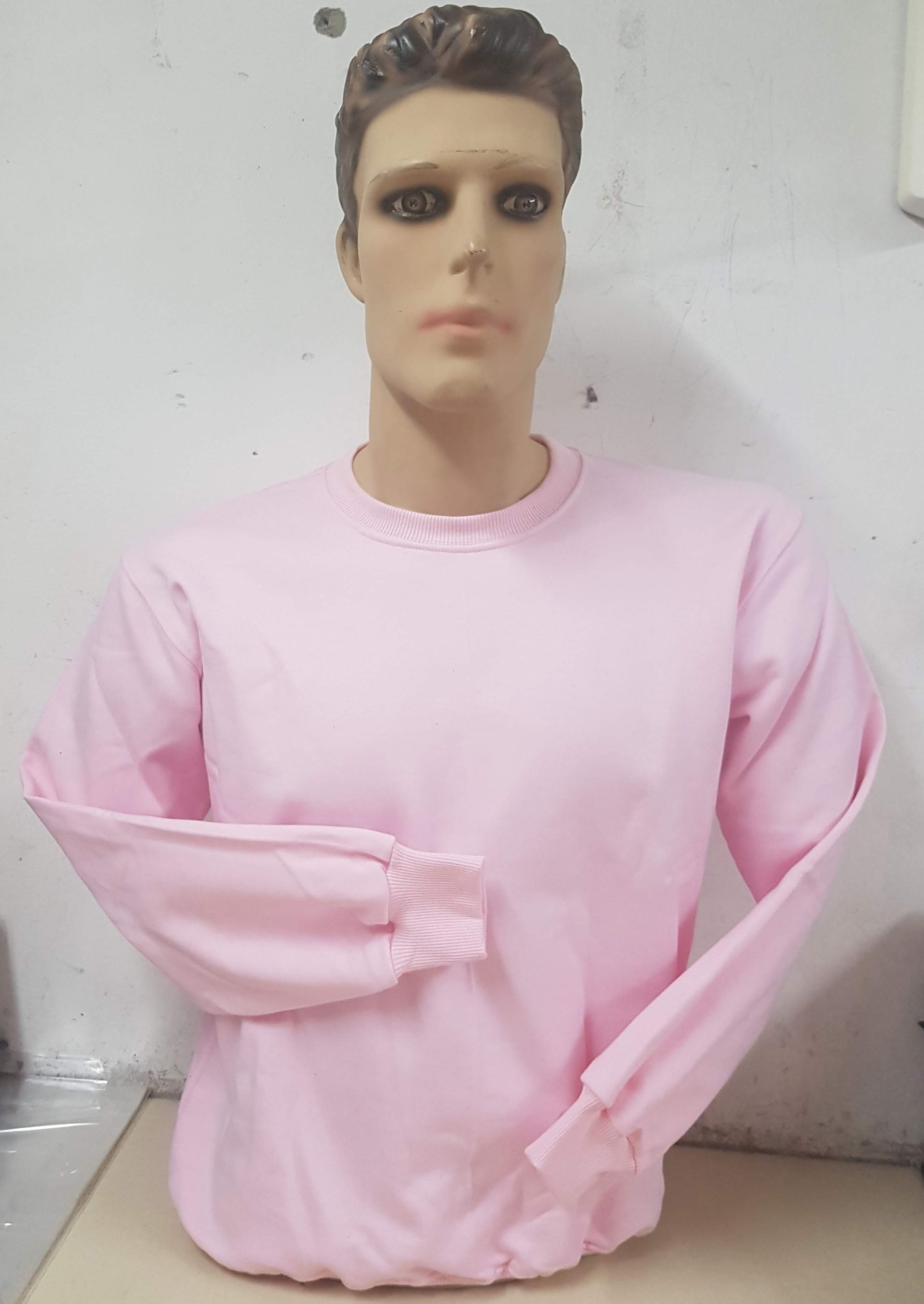 Un maniquí con una sudadera rosa claro de manga larga y cuello redondo.