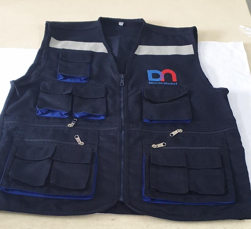 Un chaleco utilitario azul oscuro con múltiples bolsillos