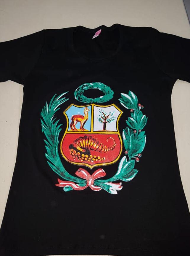 Una camiseta negra con el colorido escudo de armas del Perú estampado en el centro del pecho.