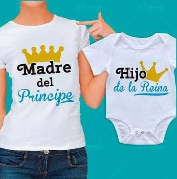 Una mujer señala un body blanco para bebé 