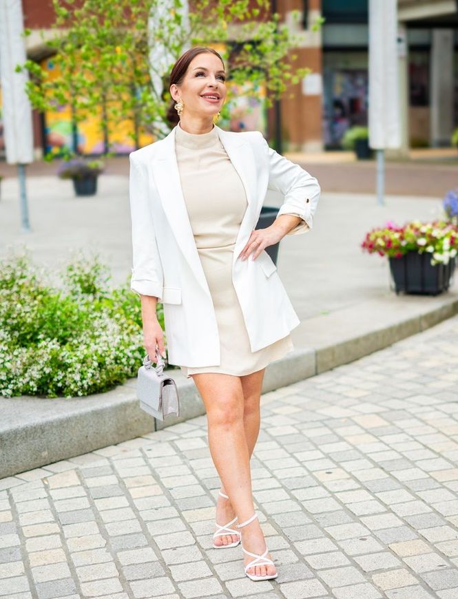 eigenaresse van beautysalon in groningen, lachend.