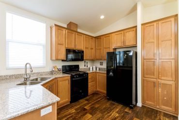 Creekside Minor Shower Classic Kitchen Design 1 — Visalia, CA — Kerman Mobile Homes Inc.