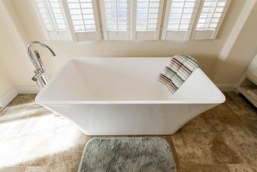 Creekside Minor Master White Tub — Visalia, CA — Kerman Mobile Homes Inc.
