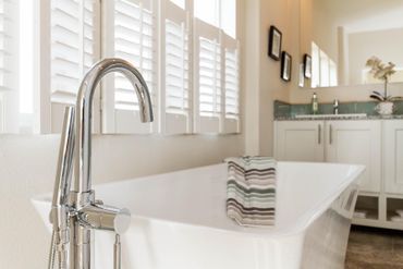 Creekside Minor Master White Tub 2 — Visalia, CA — Kerman Mobile Homes Inc.