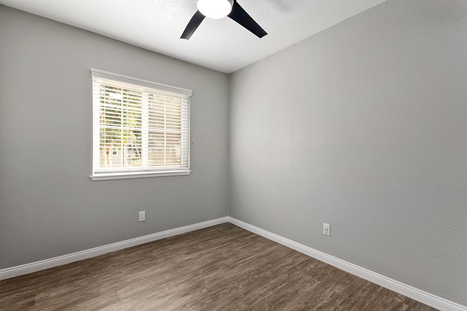 Photo gallery slider displaying the apartment amenities listed