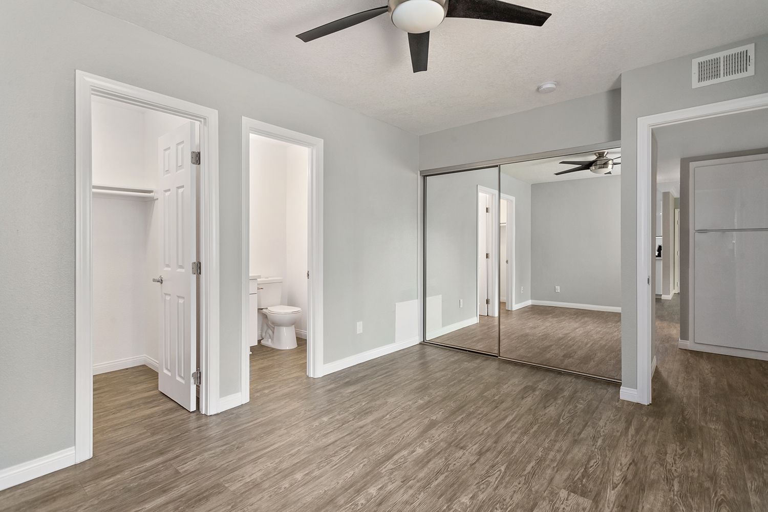 Photo gallery slider displaying the apartment amenities listed