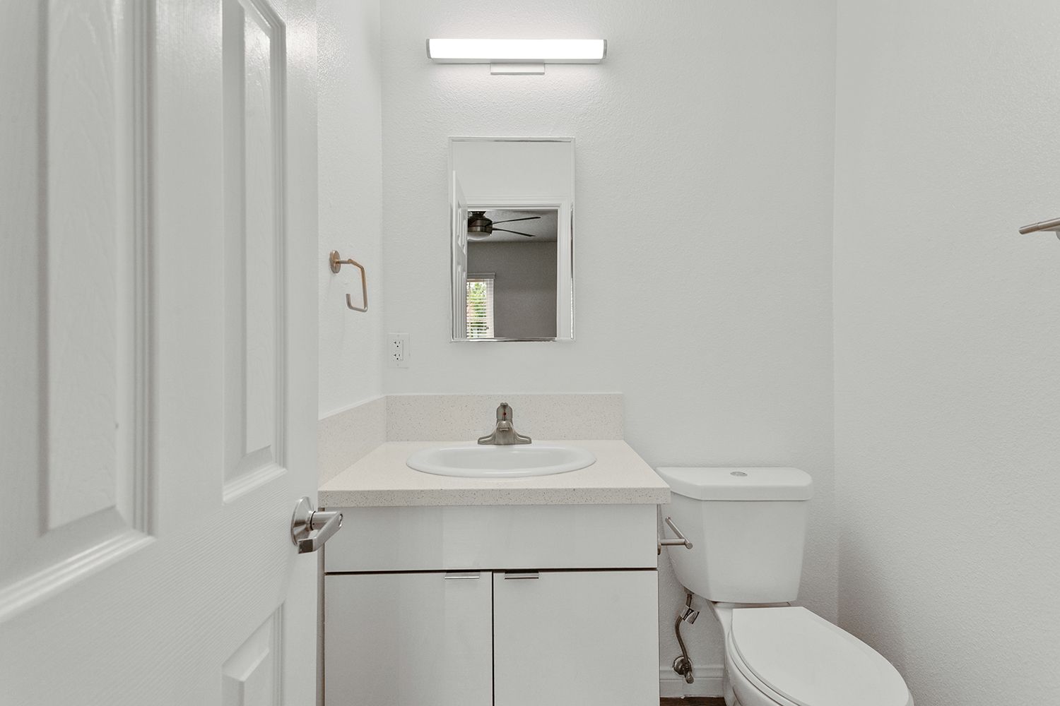 Photo gallery slider displaying the apartment amenities listed