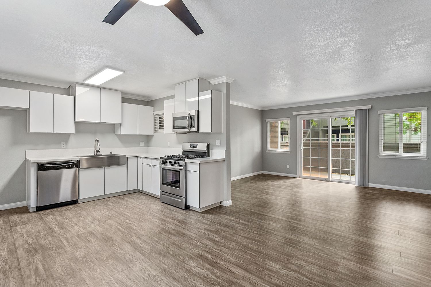 Photo gallery slider displaying the apartment amenities listed