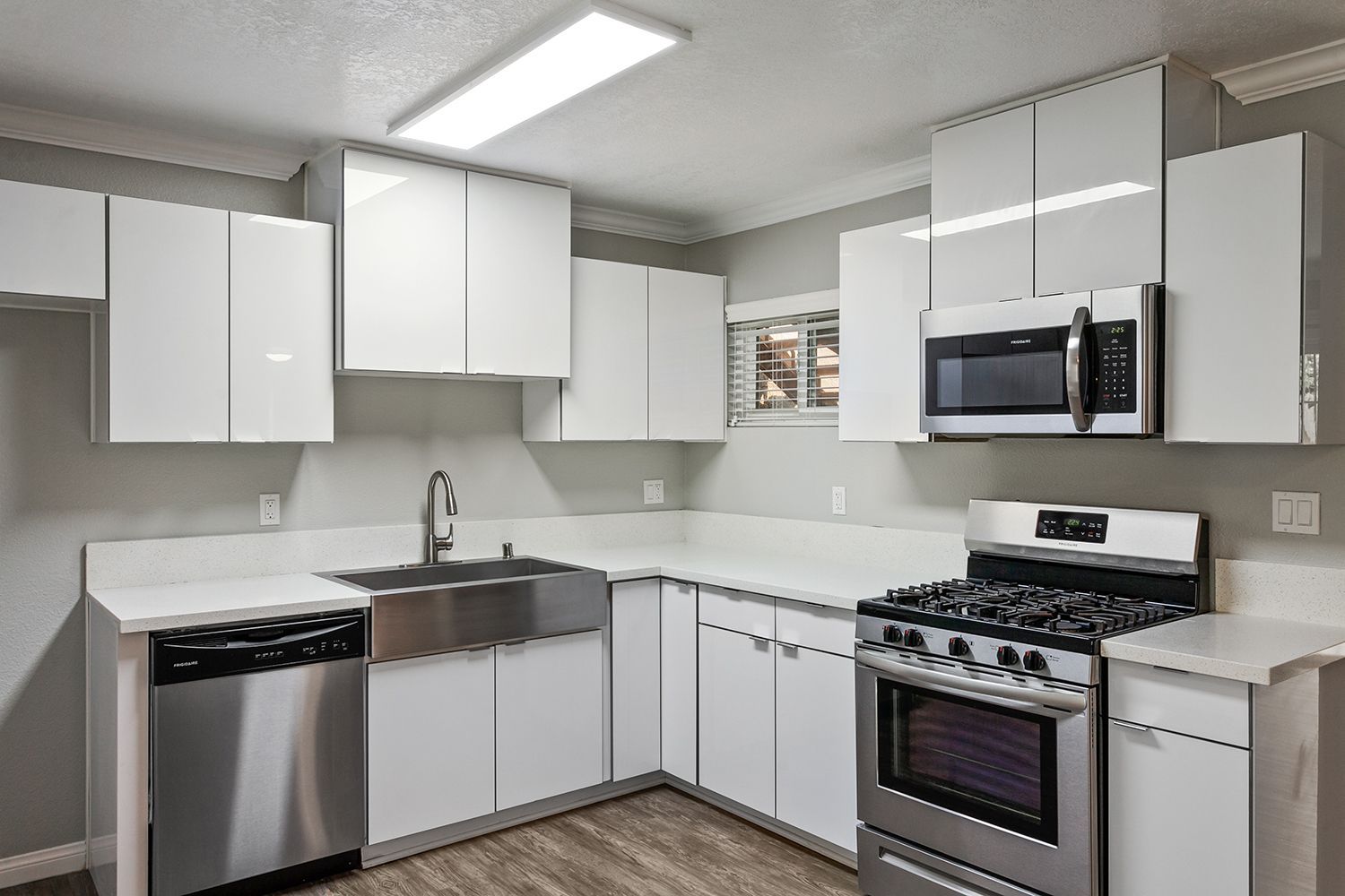 Photo gallery slider displaying the apartment amenities listed