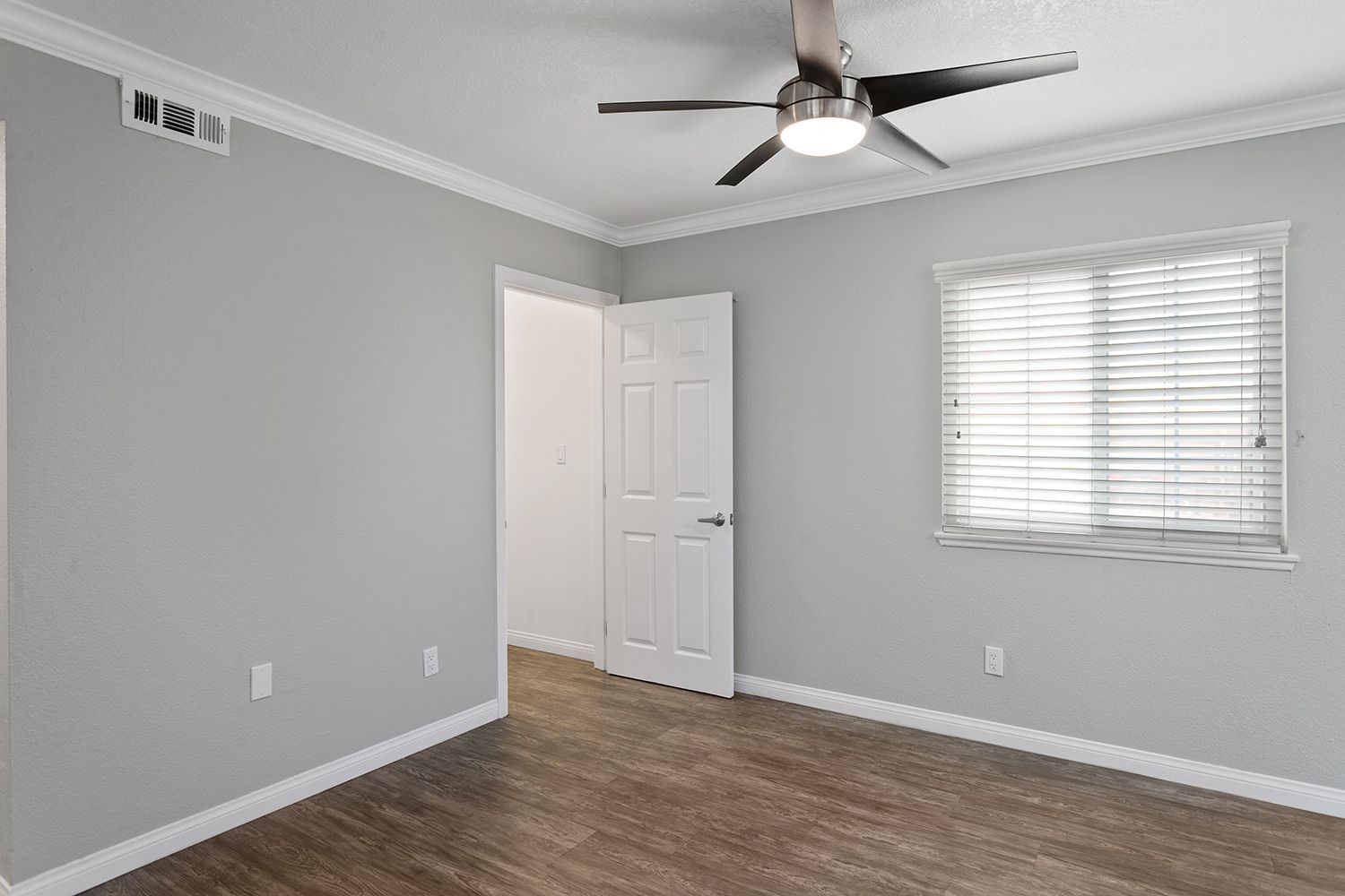 Photo gallery slider displaying the apartment amenities listed