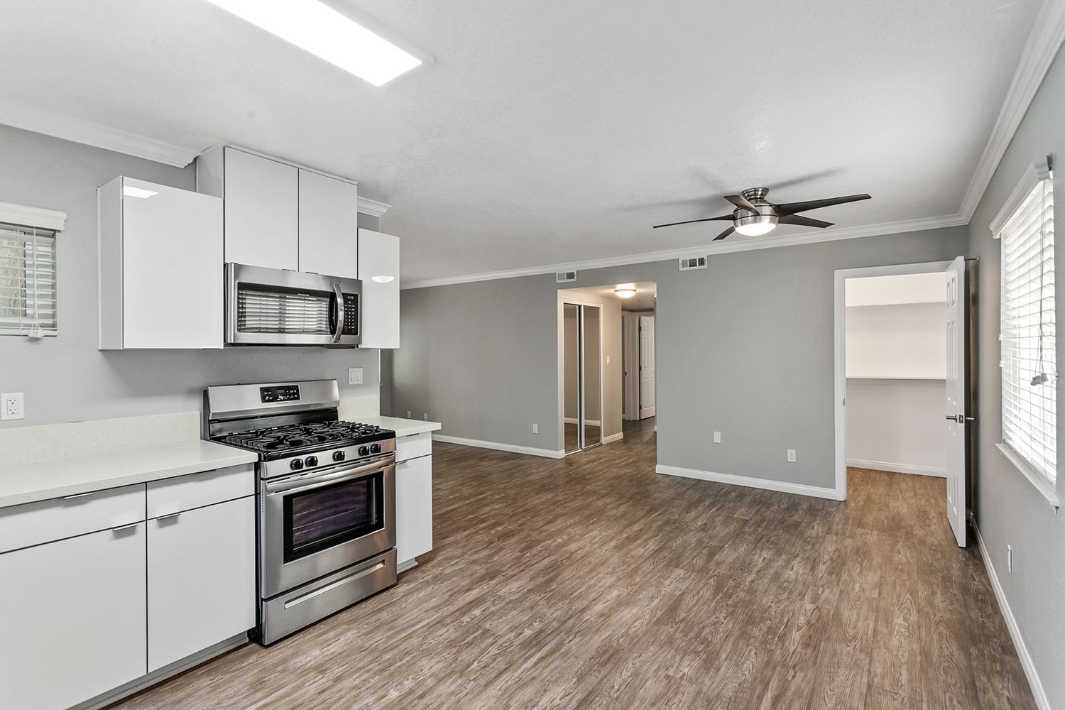 Photo gallery slider displaying the apartment amenities listed