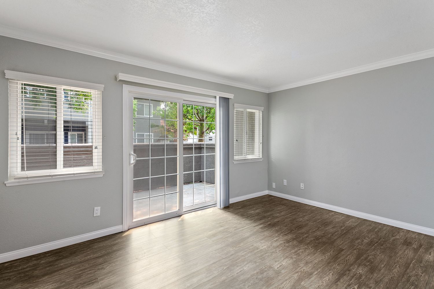 Photo gallery slider displaying the apartment amenities listed