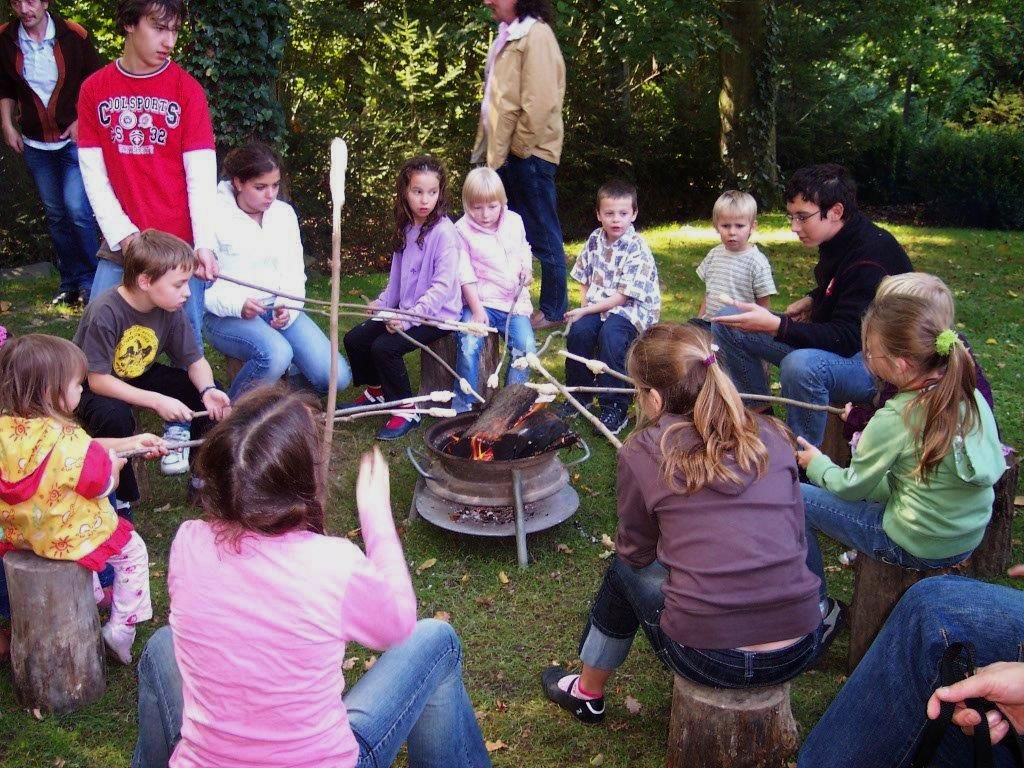 Ferienhof Alte Försterei, Kinder grillen Stockbrot