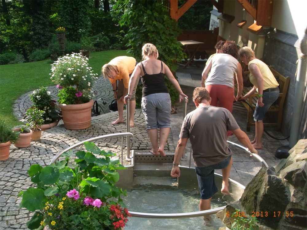 Ferienhof Alte Försterei, Kneipp Anwendung im Kneipp Becken