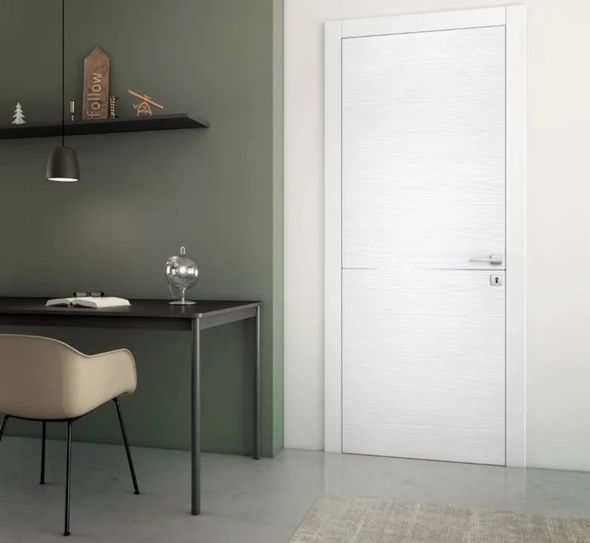 Ufficio domestico minimalista con scrivania scura, sedia beige, mensola a muro e porta bianca in legno su parete grigia.