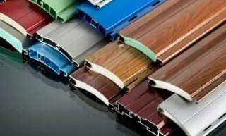 Profili per telai di finestre o porte in alluminio sovrapposti e colorati con finitura effetto legno su superficie scura