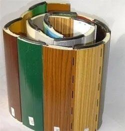 Pannelli di legno di vari colori disposti in una pila circolare a spirale