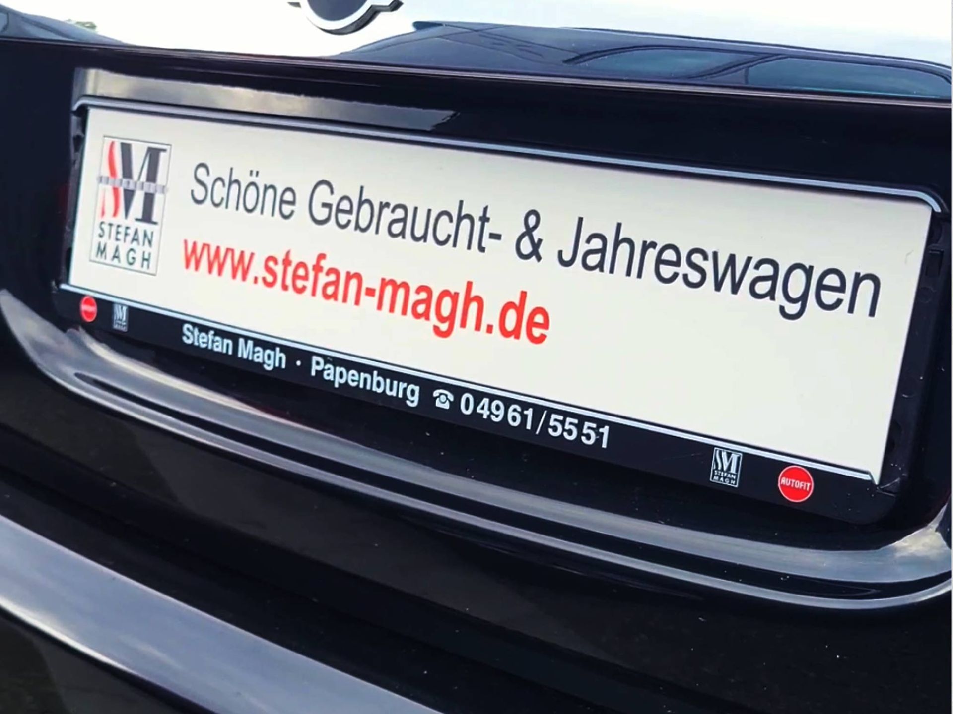 Ein schwarzes Auto mit einem Nummernschild mit der Aufschrift www.stefan-magh.de