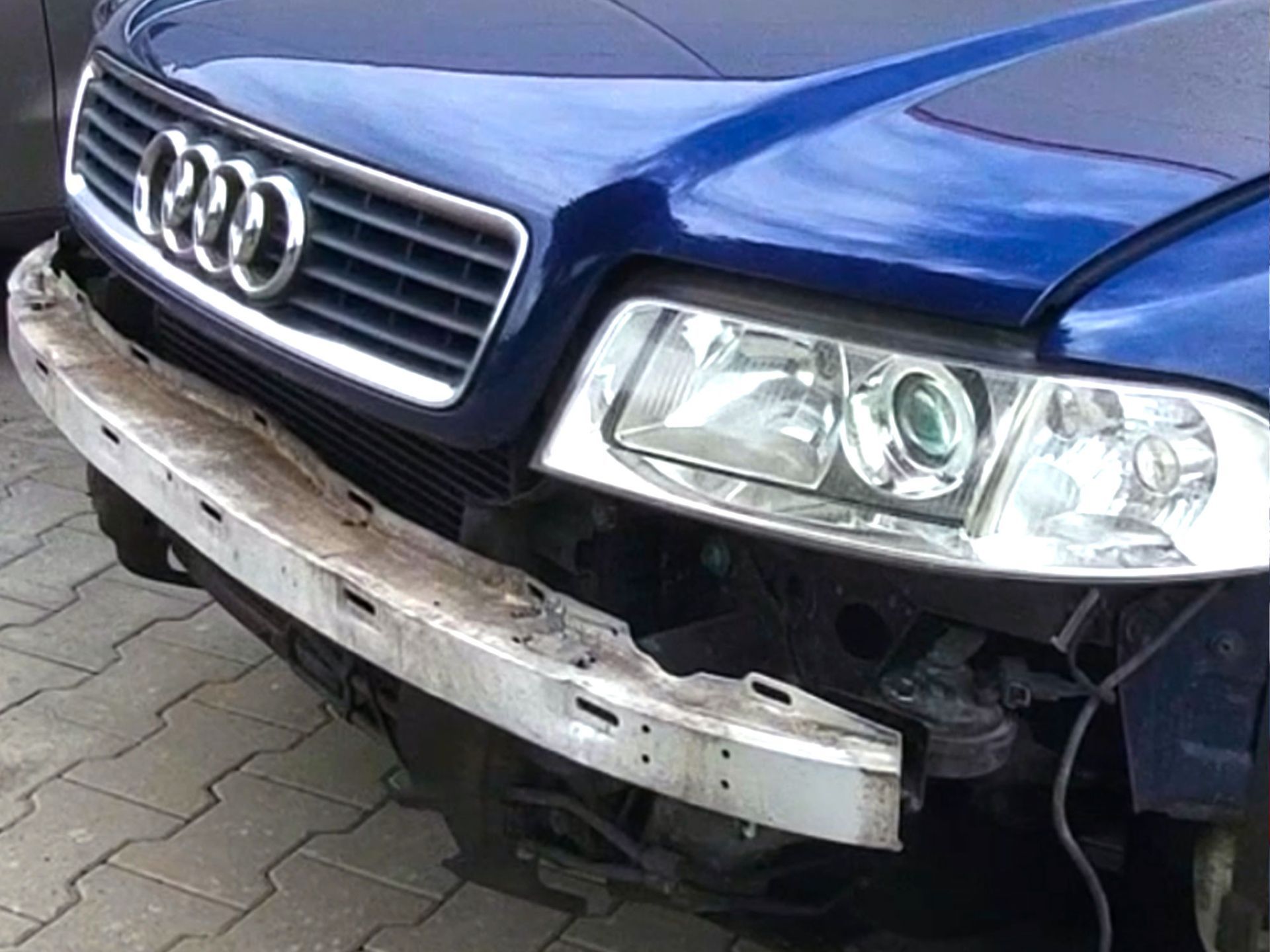 Bei einem blauen Audi fehlt die Frontstoßstange.