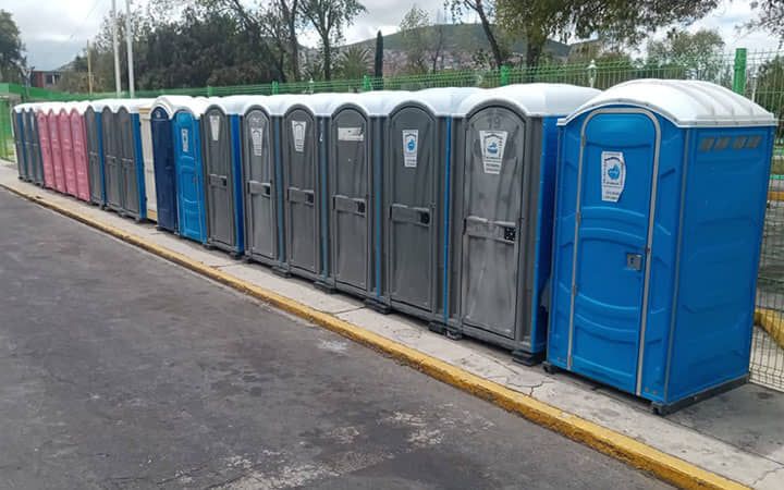 SAMHGO - FILA DE BAÑOS PORTÁTILES