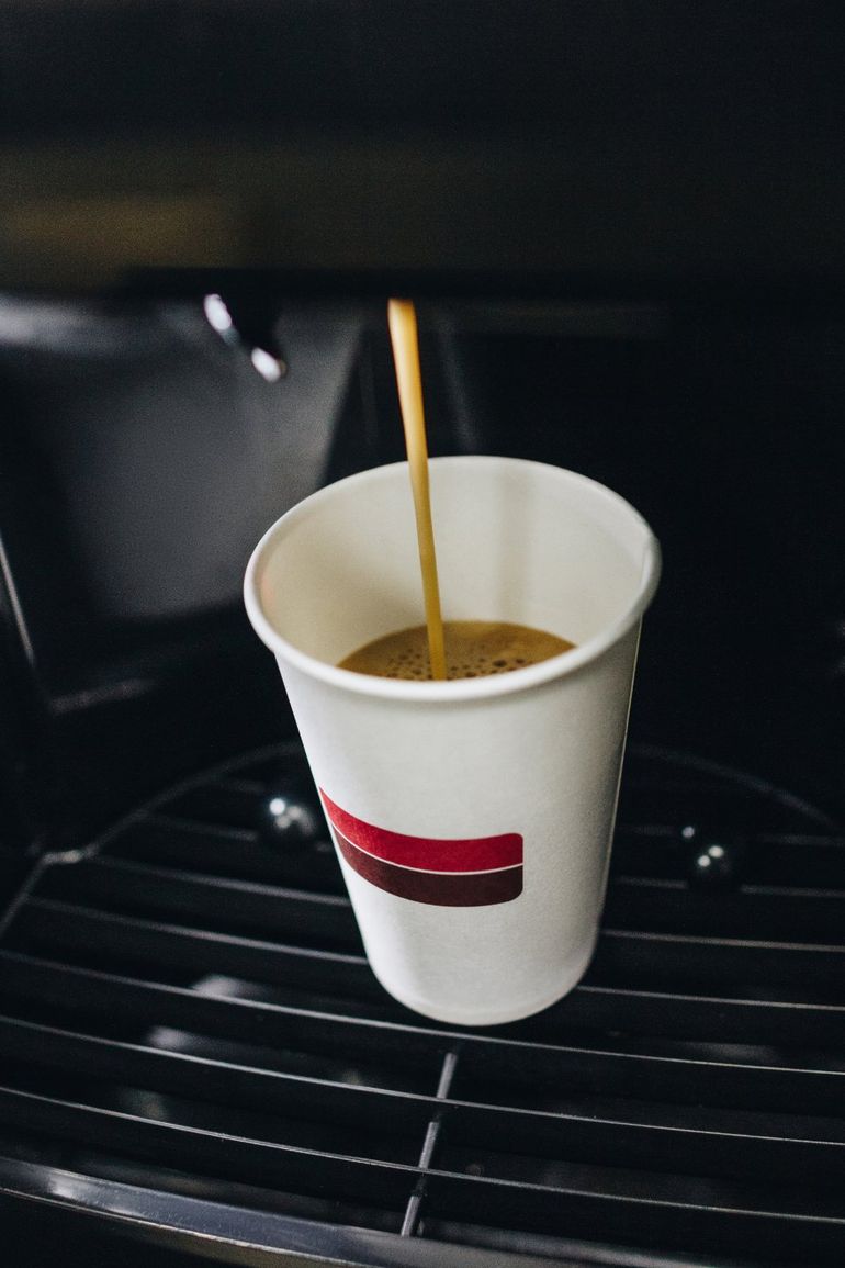 caffè caldo in bicchiere compostabile
