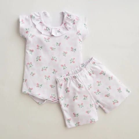 Conjunto bebé: body y short, estampado de bicicletas, rayas blancas y marrones.