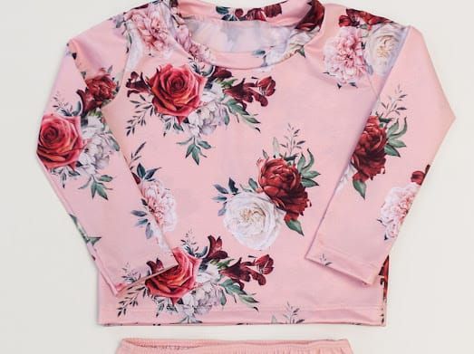 Mono floral rosa con mangas con volantes.