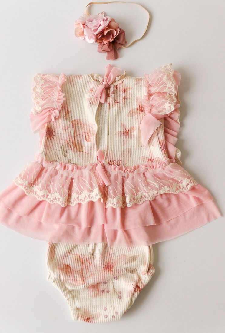Conjunto rosa de bebé con volantes, top de encaje, falda con volantes, bombachos a juego y diadema floral.
