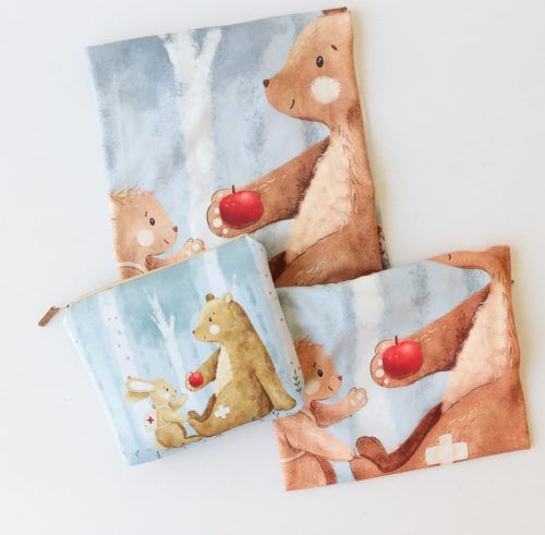 Tres tarjetas ilustradas de osos sosteniendo bayas rojas sobre un fondo azul y melocotón.