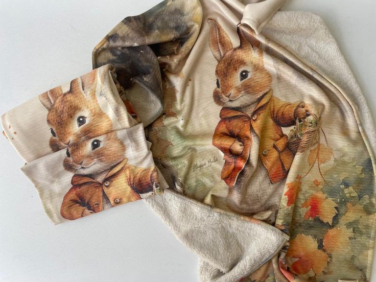 Bolsas de tela surtidas con estampado animal, dispuestas en filas ordenadas, con conejos, osos y ardillas.