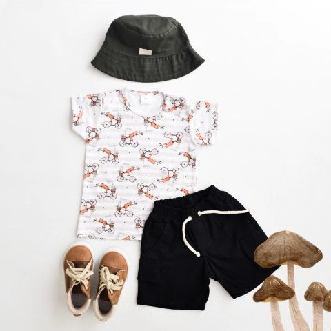 Conjunto infantil preparado: camiseta blanca estampada, pantalones cortos negros, .