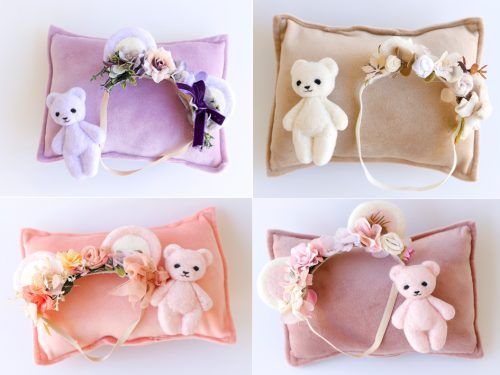 Cuatro accesorios para fotos de bebés en tonos pastel con ositos de peluche, diademas florales.