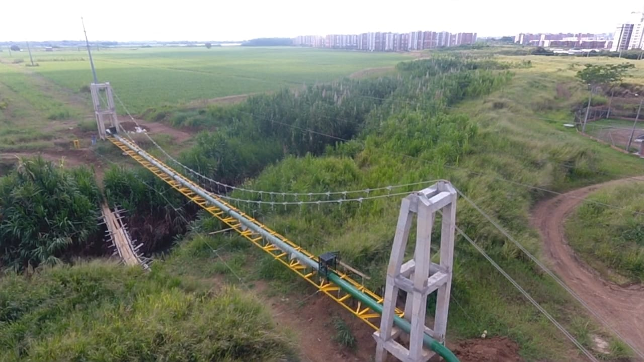 Una vista aérea de un puente colgante sobre un río.
