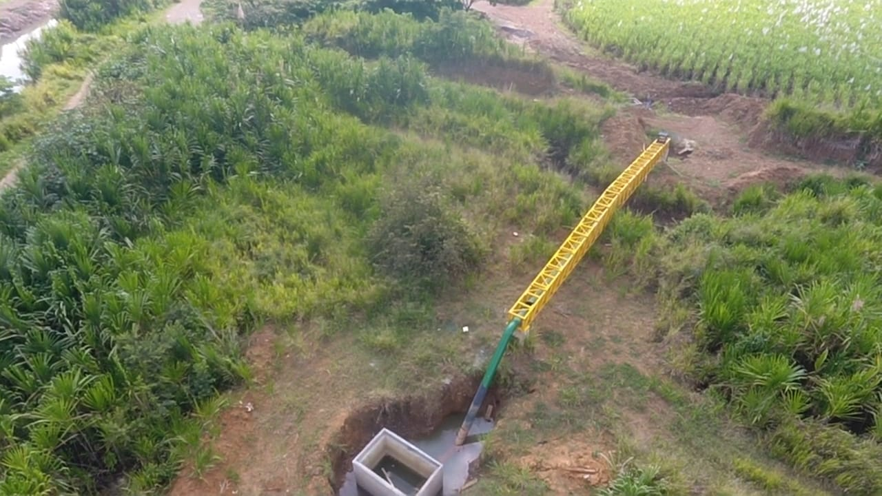 Una vista aérea de una estructura de hormigón en medio de un bosque.