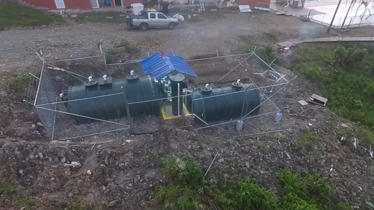 Una vista aérea de un área cercada con un camión estacionado al fondo.
