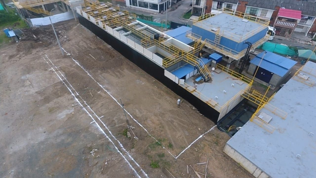 Una vista aérea de un edificio en construcción en una ciudad.