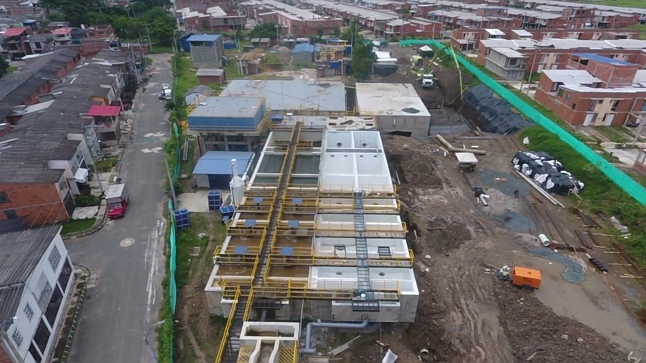Una vista aérea de un edificio en construcción en una ciudad.