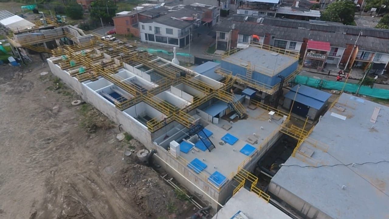 Una vista aérea de un edificio en construcción en una ciudad.