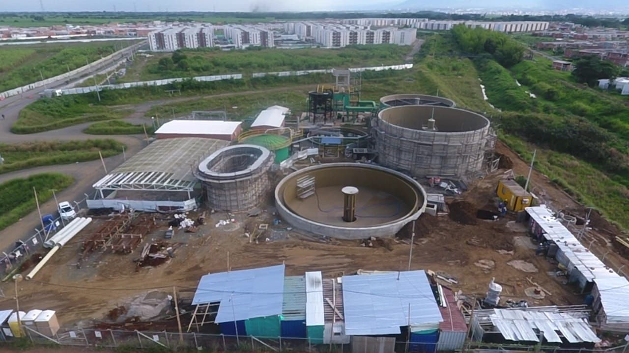Una vista aérea de una planta de tratamiento de agua en construcción.