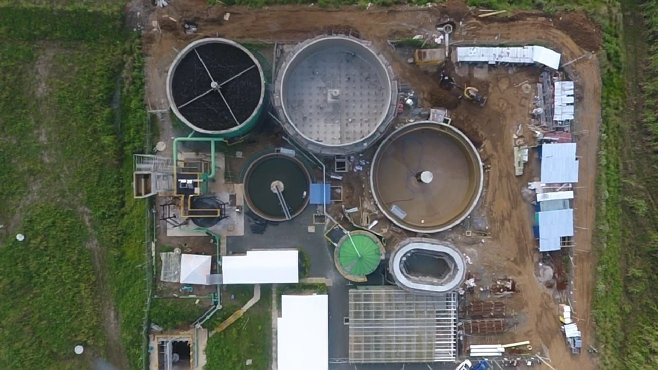 Una vista aérea de una gran instalación industrial con muchos tanques y edificios.