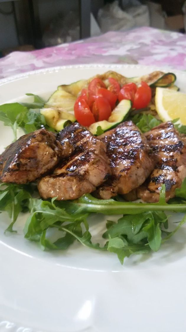 Medaglioni di carne grigliati con insalata e pomodorini