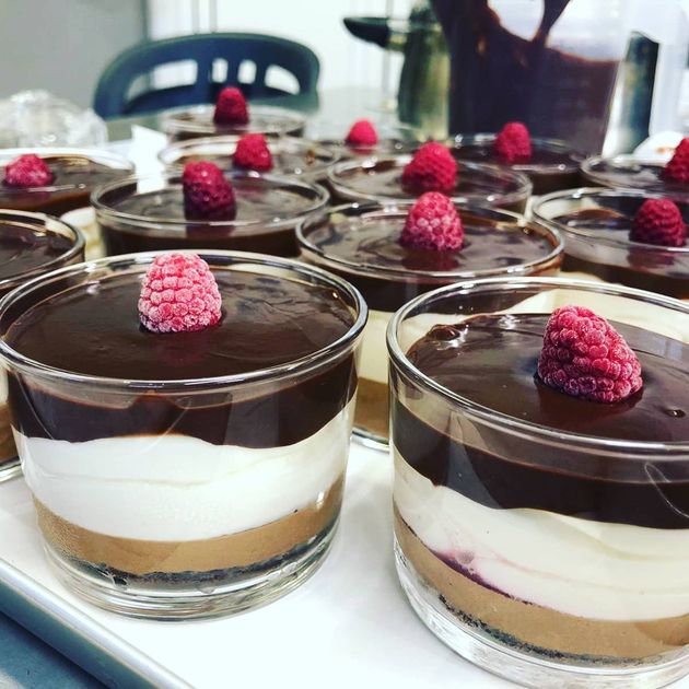 Coppette di cioccolato da dessert guarnite con lamponi