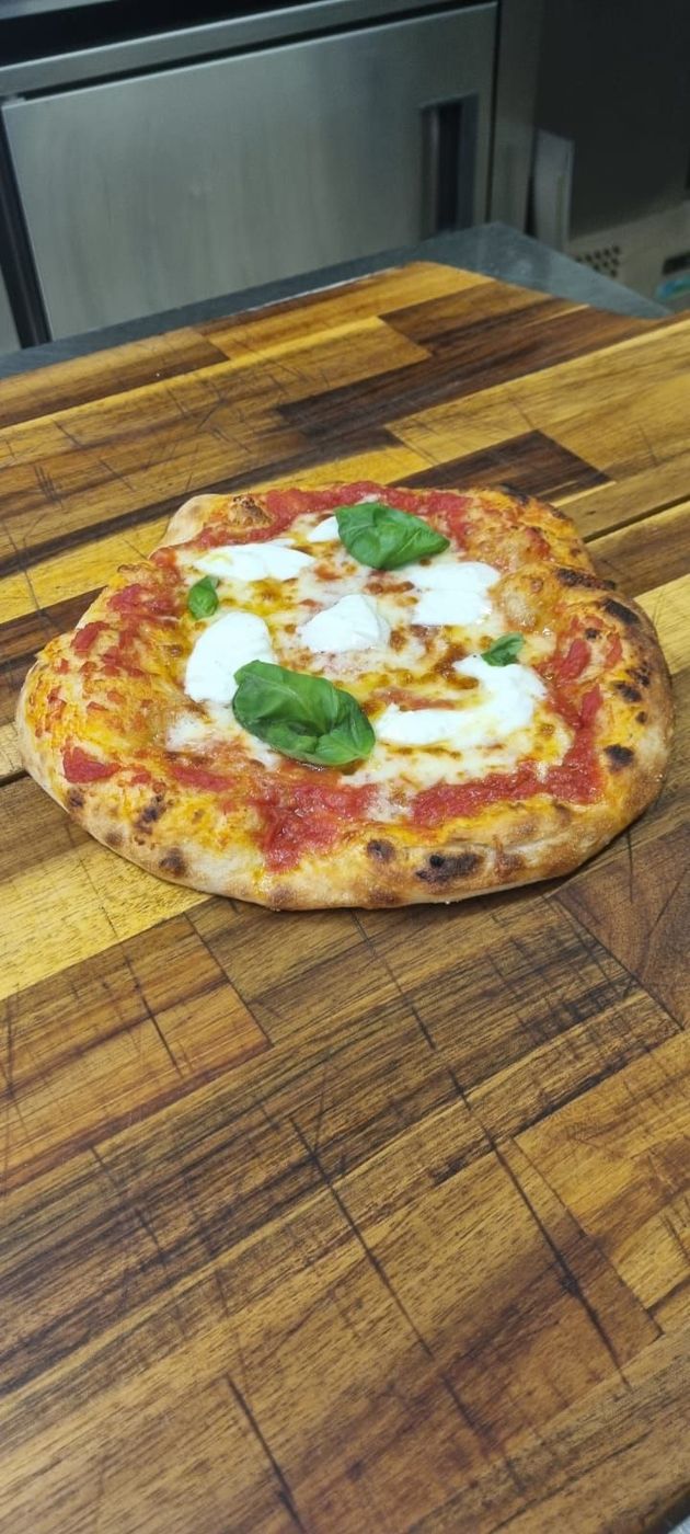 Pizza con formaggio fuso e basilico